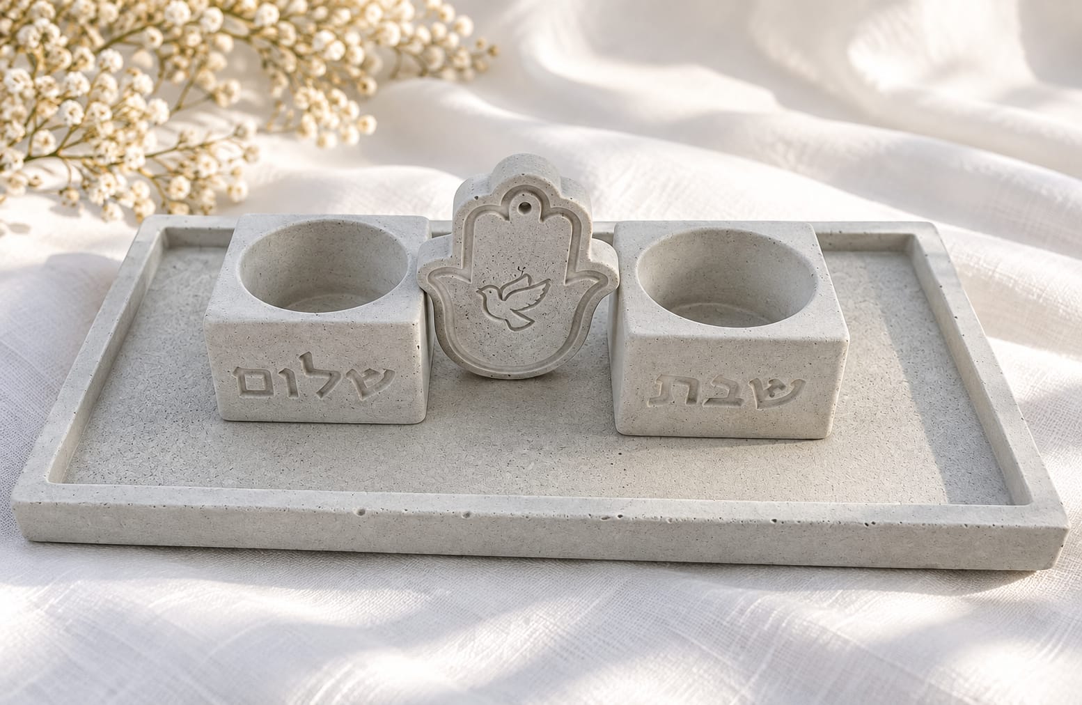 מגש עם שני נרות וחמסה לתלייה
